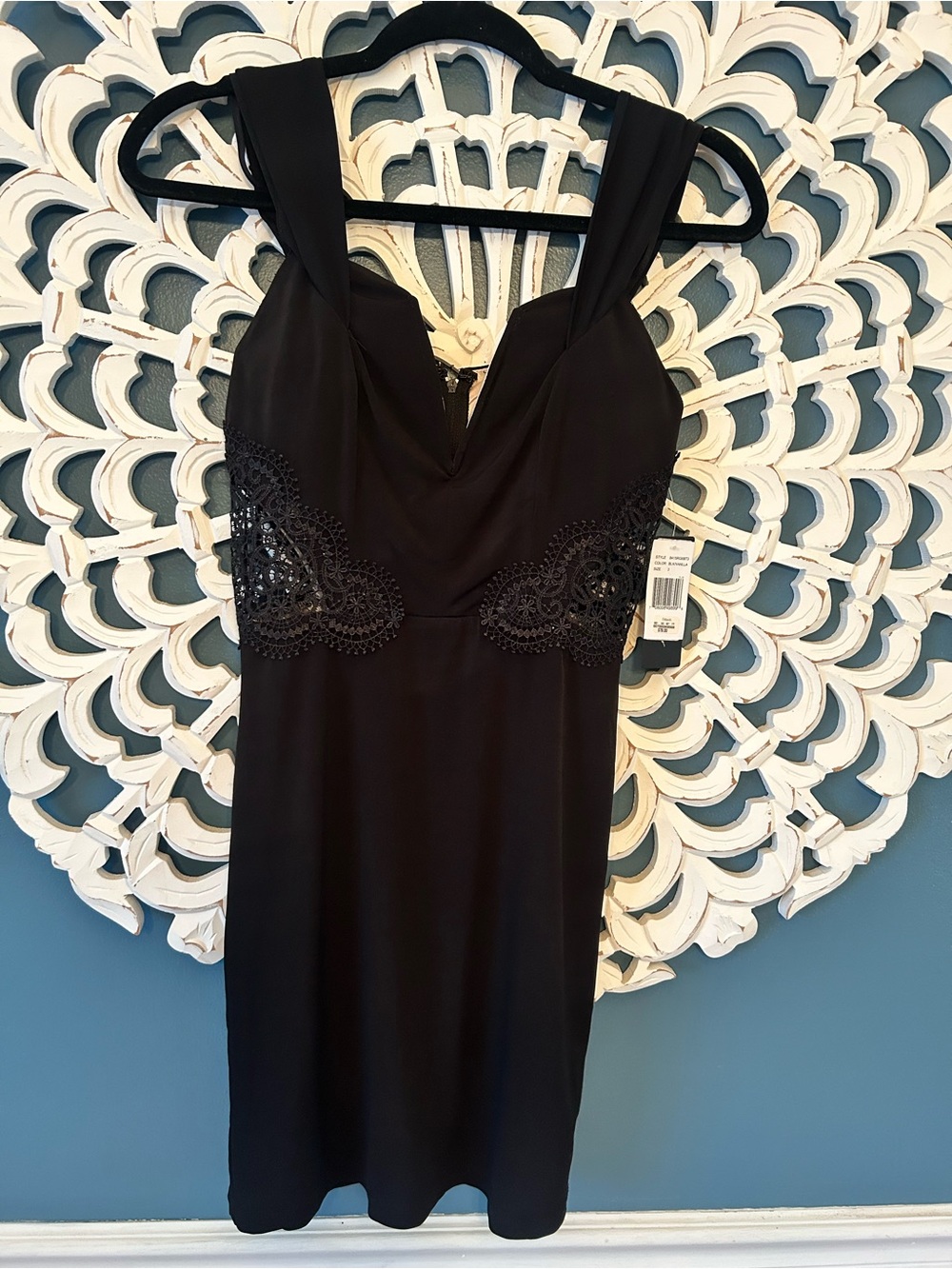 NWT Jodi Kristopher black sleeveless cocktail dress features a deep V-neckline